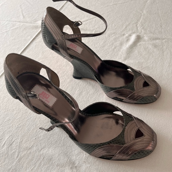 Silver metallic and grey snakeskin embossed leather heels. Never worn. Size 8. - Picture 1 of 4